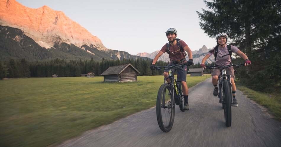 Zwei Radfahrer auf einem Weg | © Tiroler Zugspitz Arena/C. Jorda
